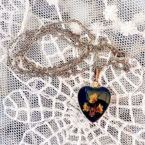 Vintage Dried Flowers Heart Pendant Necklace - Picture 3 of 9